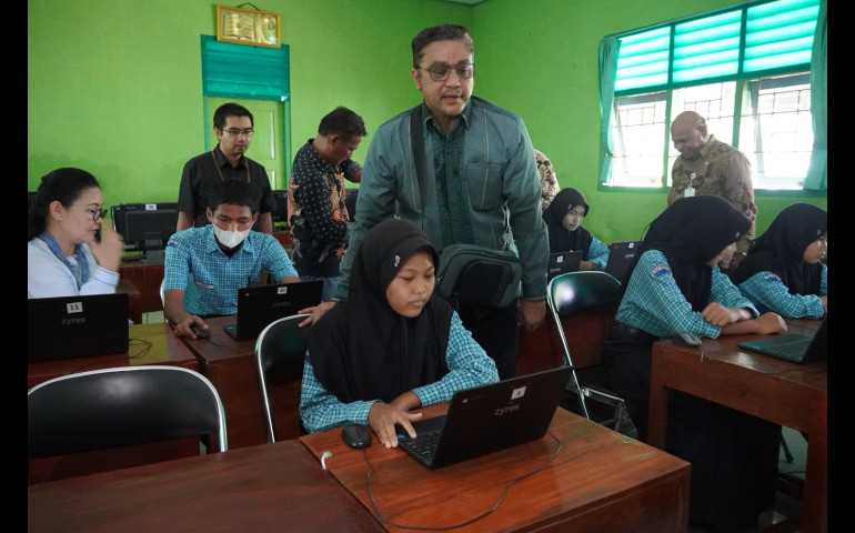 Komisi X DPR RI Monitoring Secara Langsung Pemanfaatan Bantuan Laptop Chromebook ke Sekolah-sekolah di Kendal