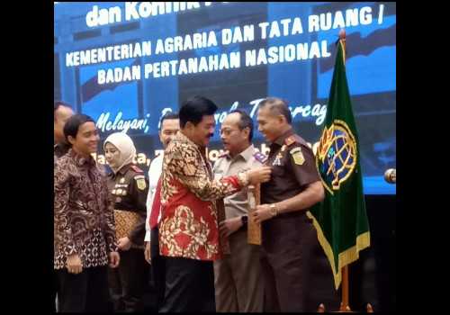 Berani Berantas Mafia Tanah, Kejati Jateng Diganjar Pin Emas Menteri Agraria RI
