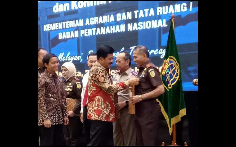 Berani Berantas Mafia Tanah, Kejati Jateng Diganjar Pin Emas Menteri Agraria RI