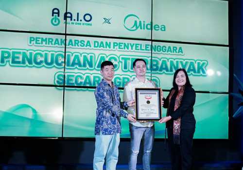Midea Pecahkan Rekor MURI Cuci AC Gratis 2000 Unit Bersama AIO Store