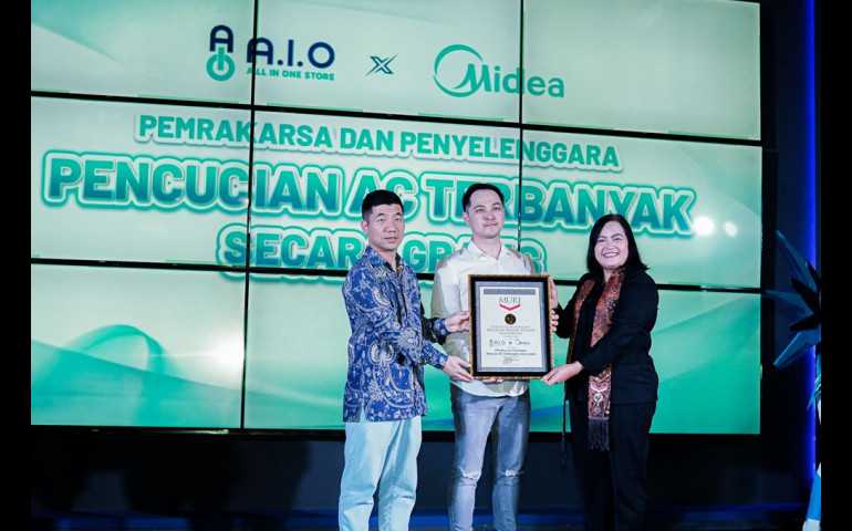 Midea Pecahkan Rekor MURI Cuci AC Gratis 2000 Unit Bersama AIO Store