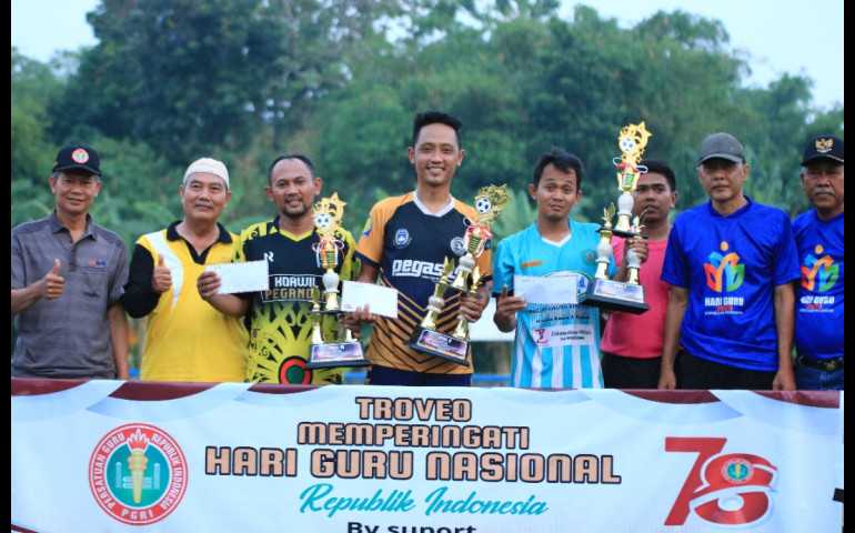 Peringati Hari Guru PGRI Kecamatan Pegandon Menggelar Trofeo Sepak bola