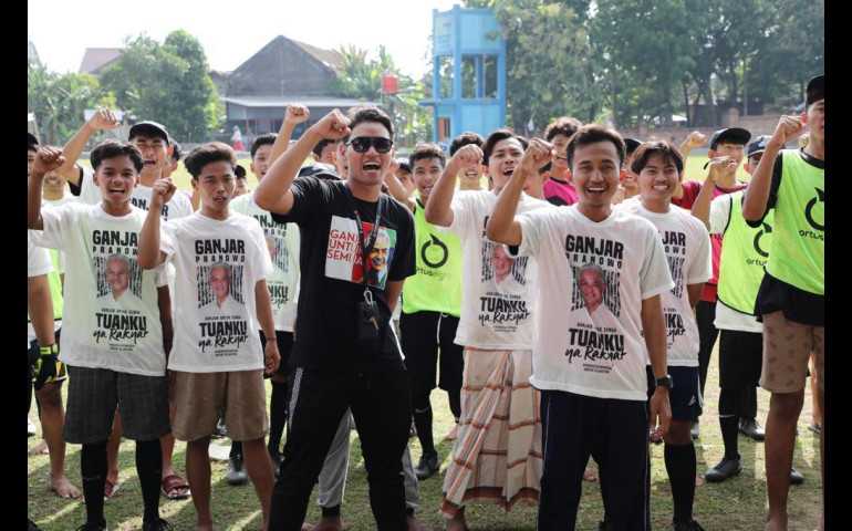 Pena Mas Ganjar Beri Peralatan Sepak Bola Santri Ponpes