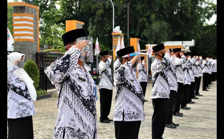 Tingkatkan Kesejahteraan Guru, Jokowi Targetkan Rekrut Satu Juta Guru ASN P3K pada 2024