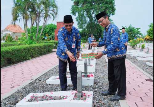 Peringati Hari Korpri Nasional Tahun 2023, Sekda Kendal Ziarah ke Makam Pahlawan