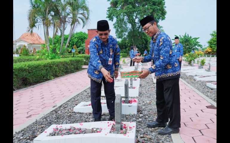 Peringati Hari Korpri Nasional Tahun 2023, Sekda Kendal Ziarah ke Makam Pahlawan