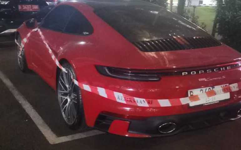 JAM PIDSUS Sita Mobil Mewah Porsche Milik Tersangka Korupsi BTS Senilai 3 Miliar