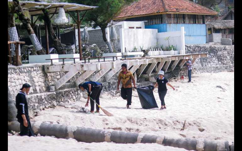 Rayakan Ulang Tahun ke-2, ARTOTEL Suites Bianti Yogyakarta Lakukan Aksi Bersih Pantai