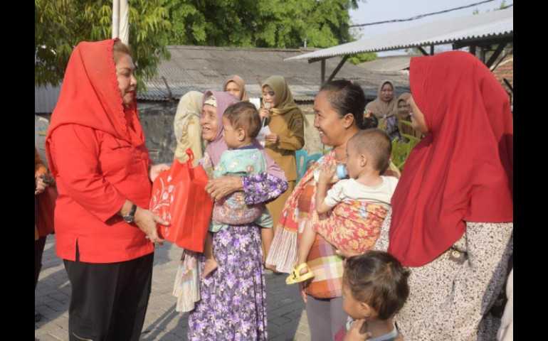 Perhatikan Pekerja Perempuan, Mbak Ita Gelar Pasar Pangan Rakyat Murah di Pabrik