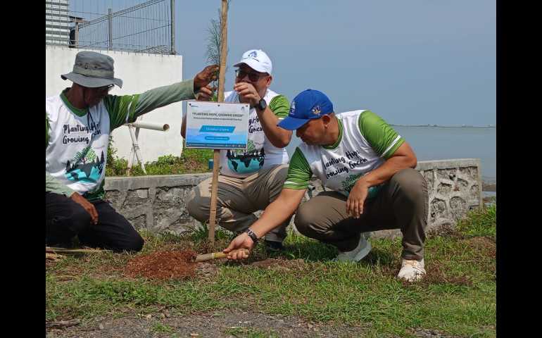 Hijaukan Ekosistem Pesisir, KIW Tanam Ribuan Pohon Mangrove dan Cemara Laut di Lingkungan Kawasan Industri