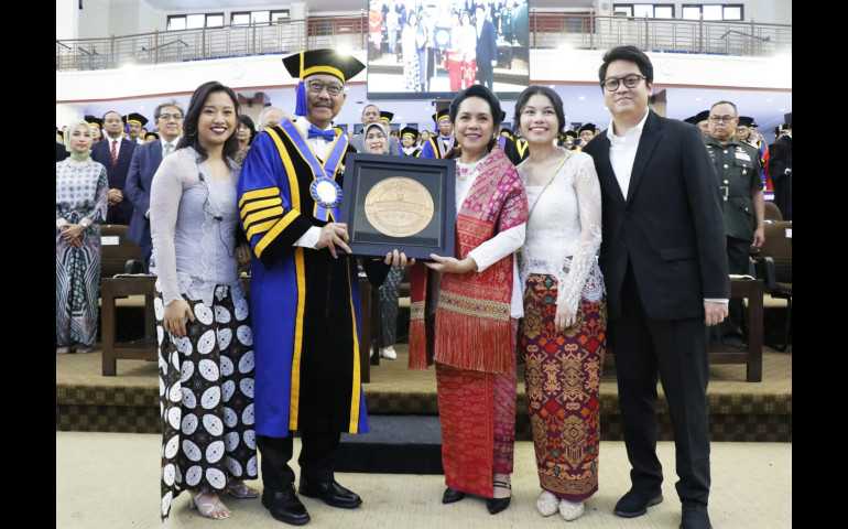 UNDIP Anugerahi Bambang Susantono Gelar Profesor Kehormatan Bidang Keahlian Kota Layak Huni dan Berkelanjutan