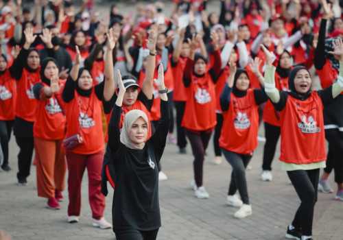 Awali Blusukan di Banten, Atikoh Ganjar Senam Bareng Emak-emak