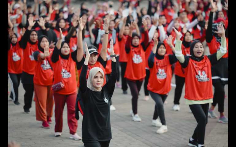 Awali Blusukan di Banten, Atikoh Ganjar Senam Bareng Emak-emak