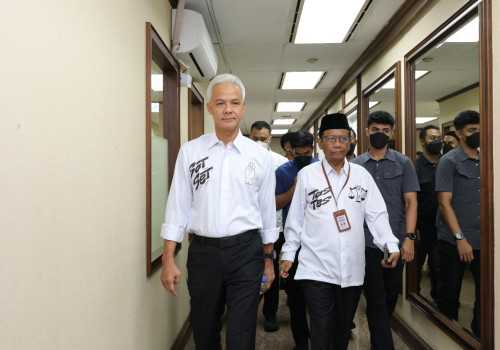 Ganjar-Mahfud Kompak Kenakan Baju Sat-set, Tas-tes Saat Debat Pertama di KPU
