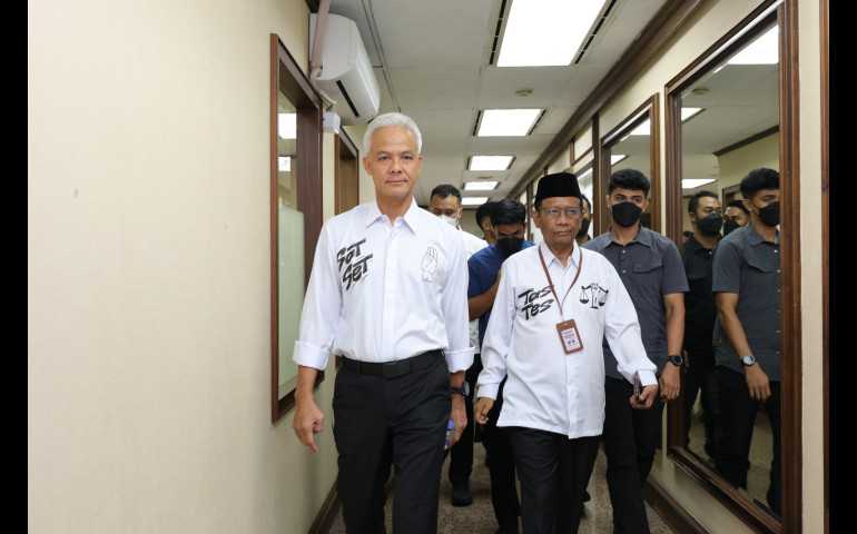 Ganjar-Mahfud Kompak Kenakan Baju Sat-set, Tas-tes Saat Debat Pertama di KPU