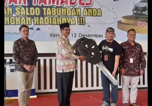BPR BKK Kendal Menggelar Pengundian Gebyar Tamades, Warga Banyutowo Terima Hadiah Utama Mobil Sigra