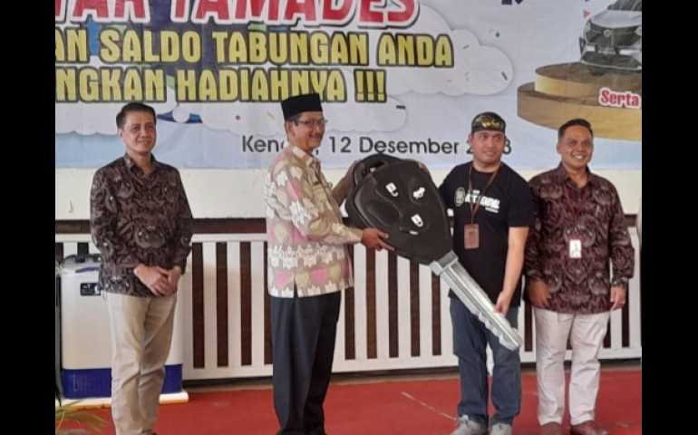 BPR BKK Kendal Menggelar Pengundian Gebyar Tamades, Warga Banyutowo Terima Hadiah Utama Mobil Sigra