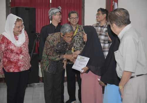 Mbak Ita Dampingi Warga Terima Dana Kerohiman Guna Mendukung Pembangunan Tol dan Kolam Retensi Atasi Rob dan Banjir