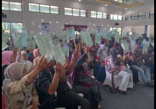 Wamen Agraria dan Tata Ruang Serahkan 500 Sertifikat PTSL