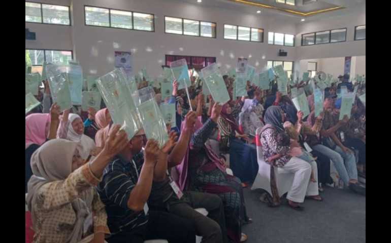 Wamen Agraria dan Tata Ruang Serahkan 500 Sertifikat PTSL