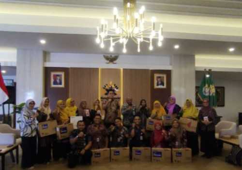 Agar Memudahkan Akses Ke Sekolah, Kepala TK Dharma Indra Dapat Hadiah Sepeda Listrik Dari Bupati Kendal