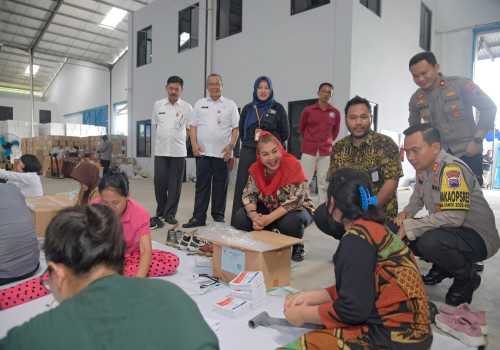 Mbak Ita Cek Petugas Sortir Lipat Surat Suara di Gudang KPU Semarang