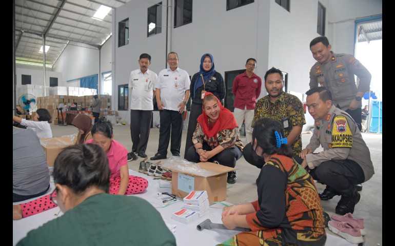 Mbak Ita Cek Petugas Sortir Lipat Surat Suara di Gudang KPU Semarang
