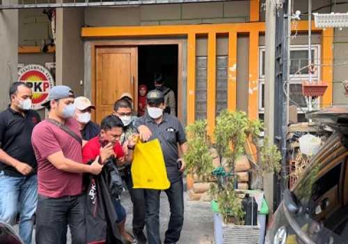 Tim Tabur Kejagung Amankan Terpidana Kris Prawira Dalope
