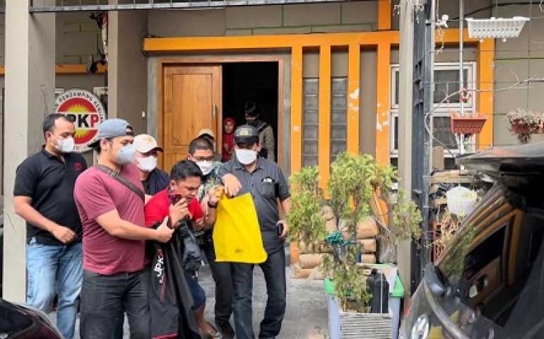Tim Tabur Kejagung Amankan Terpidana Kris Prawira Dalope