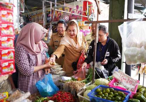 Antisipasi Lonjakan Harga, Mbak Ita Tinjau Pasar Kapling Semarang