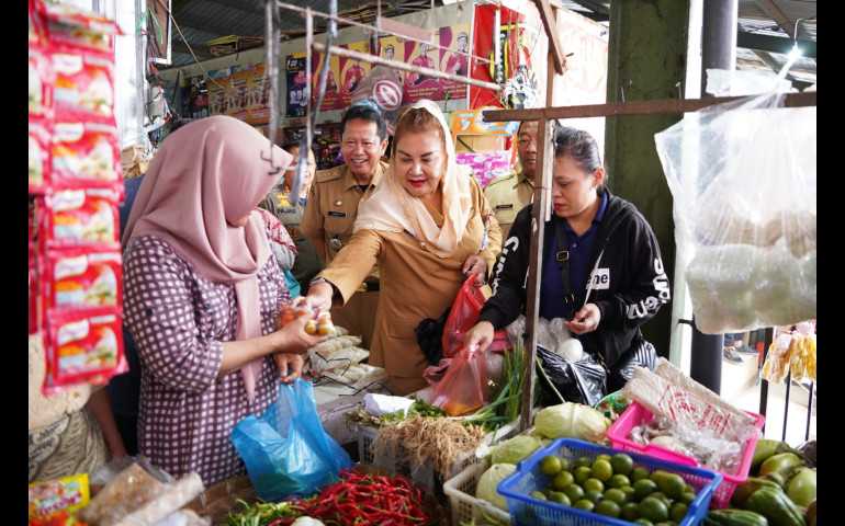 Antisipasi Lonjakan Harga, Mbak Ita Tinjau Pasar Kapling Semarang