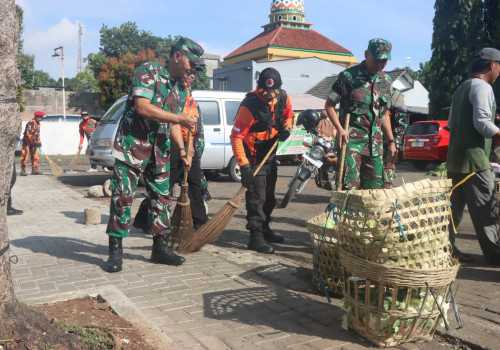 Sebanhyak 50 Anggota TNI Kodim 0714 Laksanakan Kegiatan Karya Bakti di Pasar Karangjati Kabupaten Semarang
