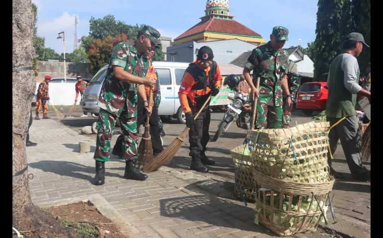 Sebanhyak 50 Anggota TNI Kodim 0714 Laksanakan Kegiatan Karya Bakti di Pasar Karangjati Kabupaten Semarang