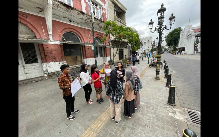 Mahsiswa Udinus Gelar Kampanye Normalize Berkebaya di Kota Lama Semarang