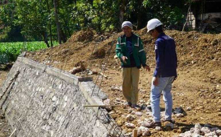 Dorong Percepatan Insfrastruktur Desa, Semen Gresik Bangun Tebing Sungai Rp175 Juta di Desa Pasucen Rembang