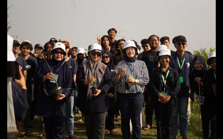 Gelar Kegiatan Peduli Lingkungan, Mahasiswa Udinus Tanam 500 Bibit Mangrove di Pantai Tirang Semarang