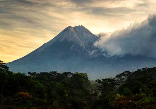 Kementerian ESDM Modernisasi 12 Sistem Pemantauan Gunung Api