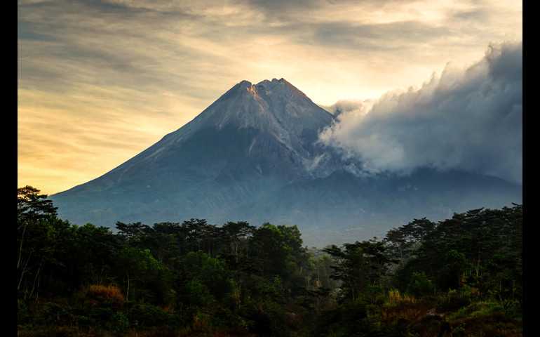 Kementerian ESDM Modernisasi 12 Sistem Pemantauan Gunung Api