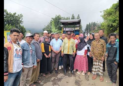 Ferry Wawan Cahyono Bantu Perbaiki Jalan Aspal Desa Kasimpar Banjarnegara