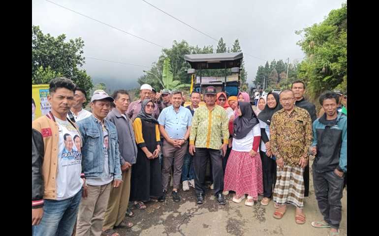Ferry Wawan Cahyono Bantu Perbaiki Jalan Aspal Desa Kasimpar Banjarnegara