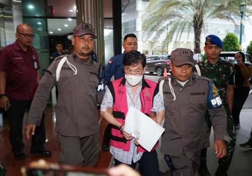 JAM PIDSUS Tahan BS Korupsi Penjualan Logam Mulia di Butik Emas Logam Mulia Surabaya 01 Antam