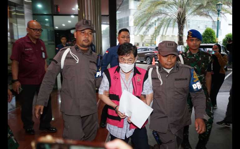 JAM PIDSUS Tahan BS Korupsi Penjualan Logam Mulia di Butik Emas Logam Mulia Surabaya 01 Antam