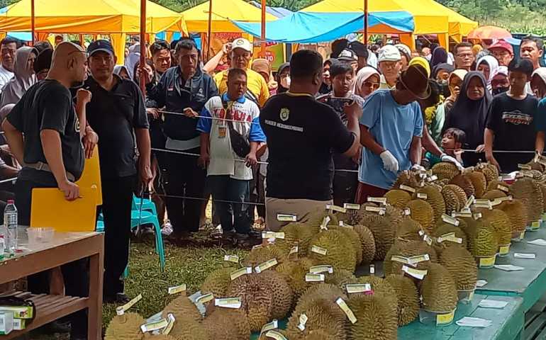 Sebanyak 40 Petani Turut Serta Meriahkan Festival Durian di Lapangan Desa Kebongembong Kendal