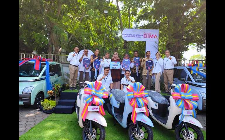 Bank Jateng Cabang Koordinator Pati Serahkan Hadiah Mobil Listrik
