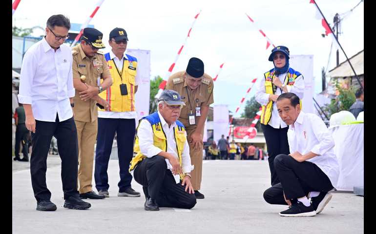 Jokowi Tinjau Perbaikan Jalan Solo-Purwodadi
