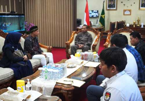 Lakukan Audiensi ke Kejati Jateng, KPU Jateng Nobatkan I Made Suarnawan Sebagai Pemilih yang Baik
