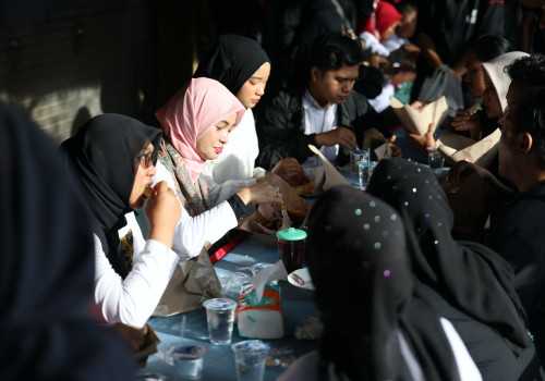 Momen Ning Atikoh Sarapan Bersama Warga Jombang di Pasar Bareng