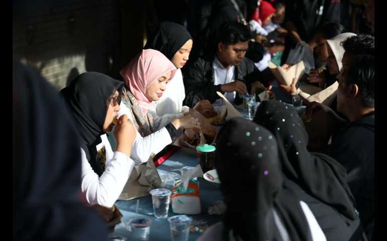 Momen Ning Atikoh Sarapan Bersama Warga Jombang di Pasar Bareng