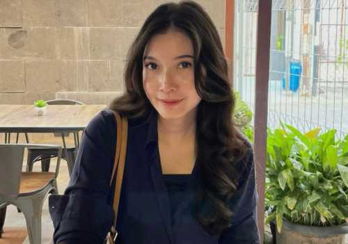 Nabila, Lulusan FEB Undip Berprestasi dan Pengusaha Muda