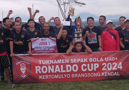 Dwi Eri Wijayanto Serahkan Piala Kepada Tim Juara Sepak Bola Ronaldo Cup